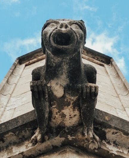 Quand les squatteurs se transforment en statues de ciment pour échapper à la police!