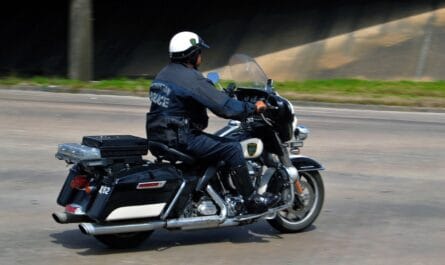 Vous n'allez pas croire qui les gendarmes ont arrêté en moto !