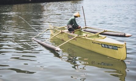 Le château flottant de David, un sans-abri toulousain qui navigue sur la Garonne