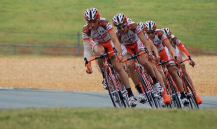 Une mamie frôle la catastrophe lors d'une course cycliste