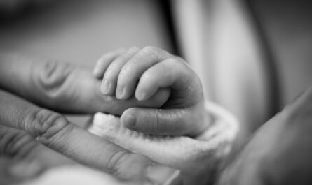 Quand bébé n'attend pas, Margaux accouche sur l'autoroute A43 !