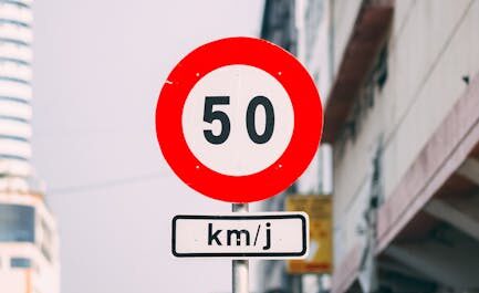 45 km/h : La limitation de vitesse la plus bizarre de France se trouve près de Nantes !