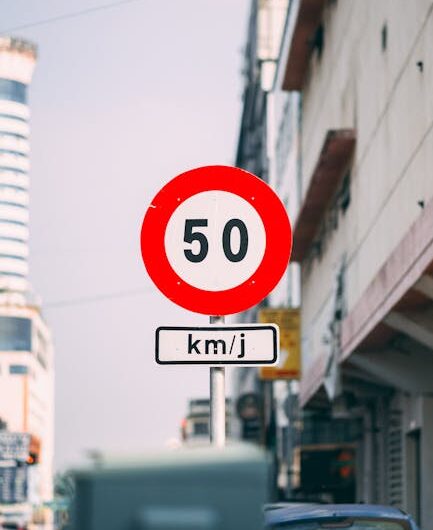 45 km/h : La limitation de vitesse la plus bizarre de France se trouve près de Nantes !