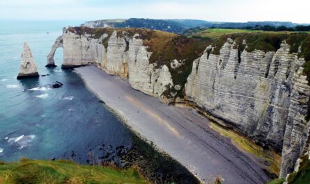 Ces touristes repentis renvoient leurs galets d'Étretat par la Poste : le casse-tête caillouteux de la Normandie !