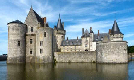 Cette maison penchée au milieu de la Loire va vous faire perdre l'équilibre !