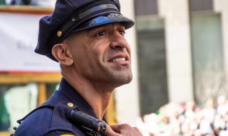 Un poulet géant sème la panique à San Francisco : la police fait son show !