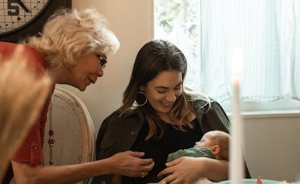 Cette arrière-arrière-grand-mère et sa petite-fille sont nées le même jour à 101 ans d'écart : une histoire à dormir debout !