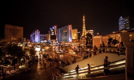 Pyjama Party à Las Vegas : Un Pilote de F1 Bloque à la Douane Pendant des Heures !