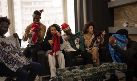 Ce maire impose le sourire et les pulls moches à ses habitants pour Noël (et c'est hilarant !)