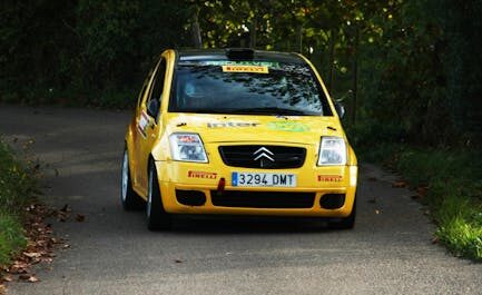 Cette Citroën Dyane défie les Ferrari au Rallye Monte-Carlo et c'est hilarant !