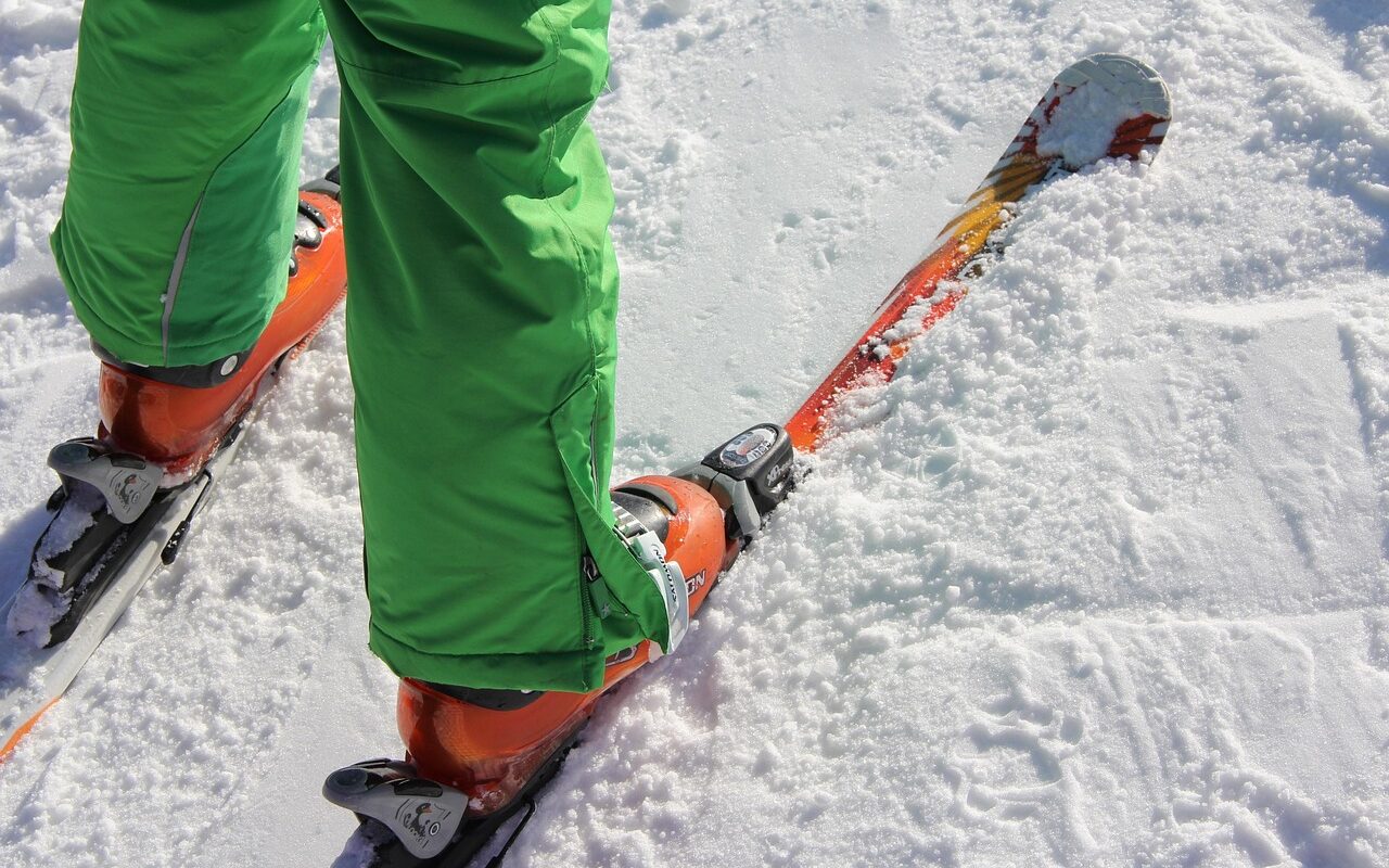 Il fait du ski à 300 mètres d'altitude : ce jeune Catalan transforme les Pyrénées en station de ski improvisée !