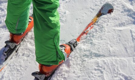 Il fait du ski à 300 mètres d'altitude : ce jeune Catalan transforme les Pyrénées en station de ski improvisée !