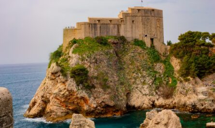 Un château de 650 m2 transformé en coloc géante : des ados et des mamies sous le même toit !