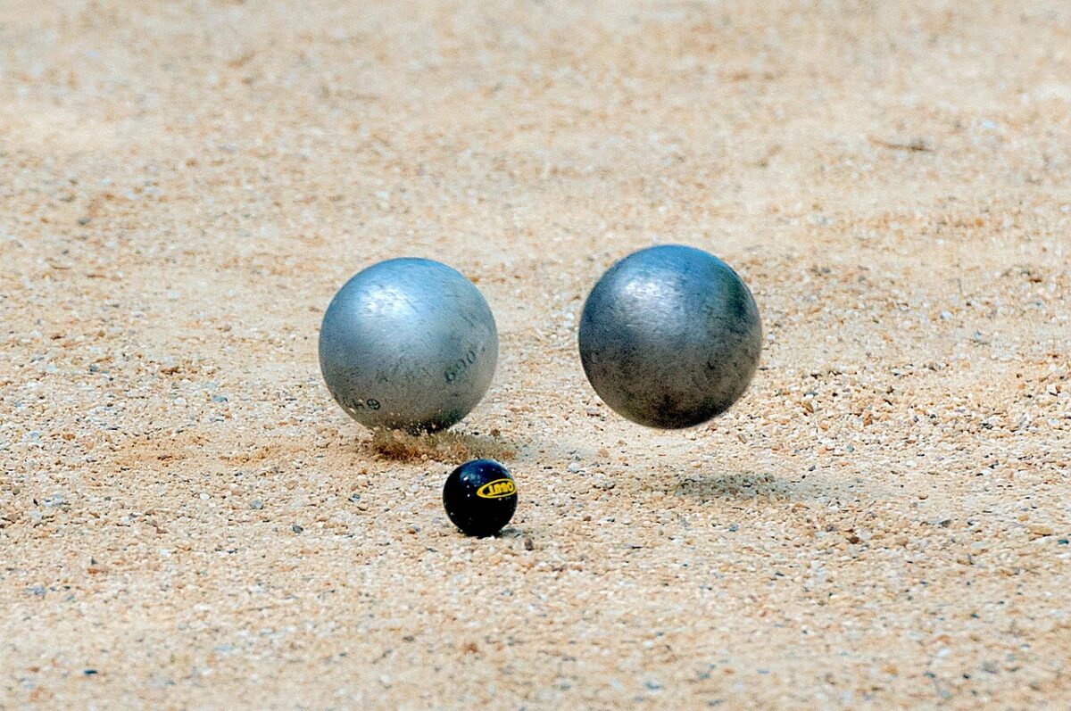 À Caen, on joue à la pétanque avec des moufles et c'est hilarant !