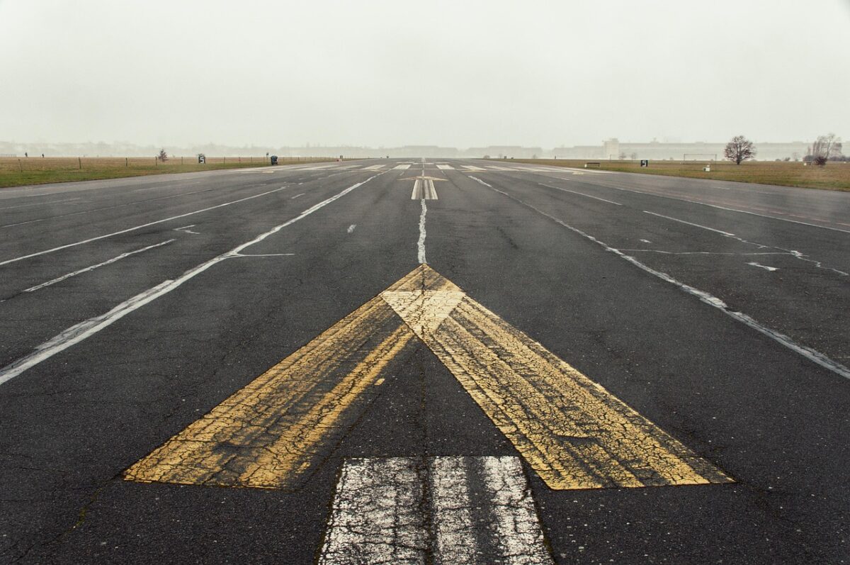 Quand des Bretons envahissent un aéroport avant de conquérir New York : répétition générale sur le tarmac !