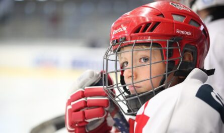 Quand un commentateur de hockey se prend un puck dans la figure... pour la deuxième fois !