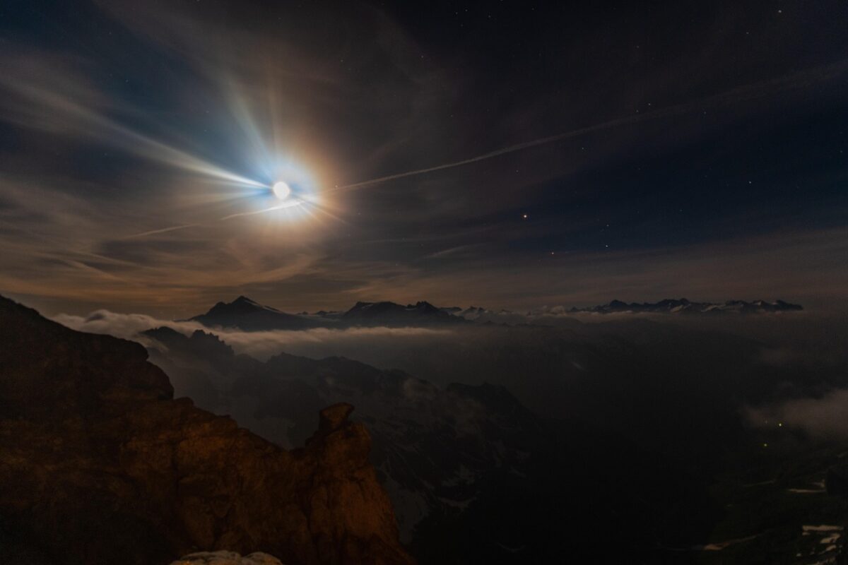 Un mystérieux halo de lune a illuminé le ciel charentais : découvrez ce phénomène magique !